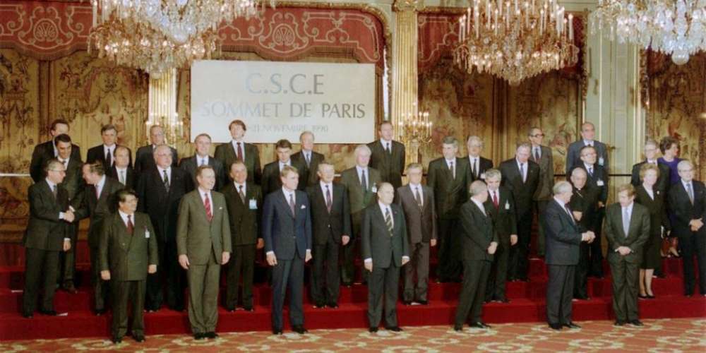 SOArchives's tweet photo. HISTOIRE – Il y a 30 ans, le traité de #désarmement Est-Ouest. Le 19 novembre 1990, les pays de l’#Otan et du #PactedeVarsovie signent à Paris une déclaration mettant fin à la #Guerrefroide.
https://t.co/aoZjoj7clP https://t.co/IJAQ966Apy