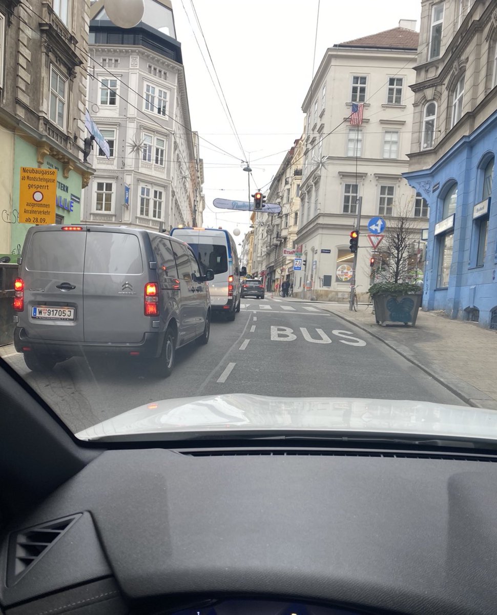 CWMucha's tweet photo. supertolle #verkehrsplanung - #neustiftgasse quert #burggasse
rechte spur - busspur -
der linkeseingereihte, der geradeaus weiterfährt
erwischt den entgegenkommenden
frontal
9 wochen waren zeit, die bodenmarkierung zu ändern.

immerhin 8 verkrüppelte bäume wurden schon gepflanzt https://t.co/GAch71UIBm
