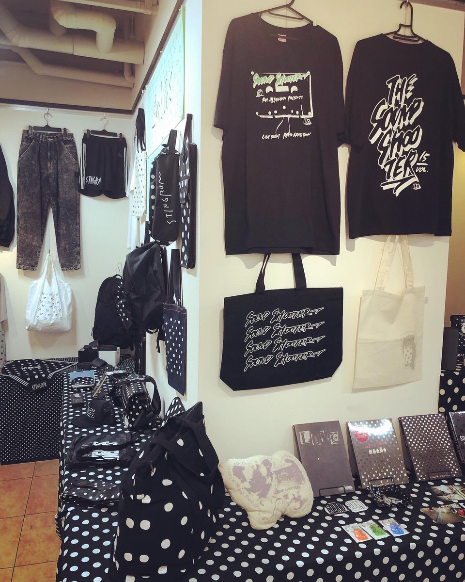 RuiHashimoto's tweet photo. 【2年ぶりの広島サウシュー&amp;STINGRAY初日終了!】ご来店ありがとうございました！明日も初めての会場ギャラリー718(広島市中区袋町7-18)にてコロナ感染防止対策して僕は一日中ずっと居ます！写真展後は22時から八丁堀JIMO CAFEでDJ！差し入れ有り難うございました！
#oneokrock #ワンオクロック #広島 https://t.co/ADaLjoXpCC