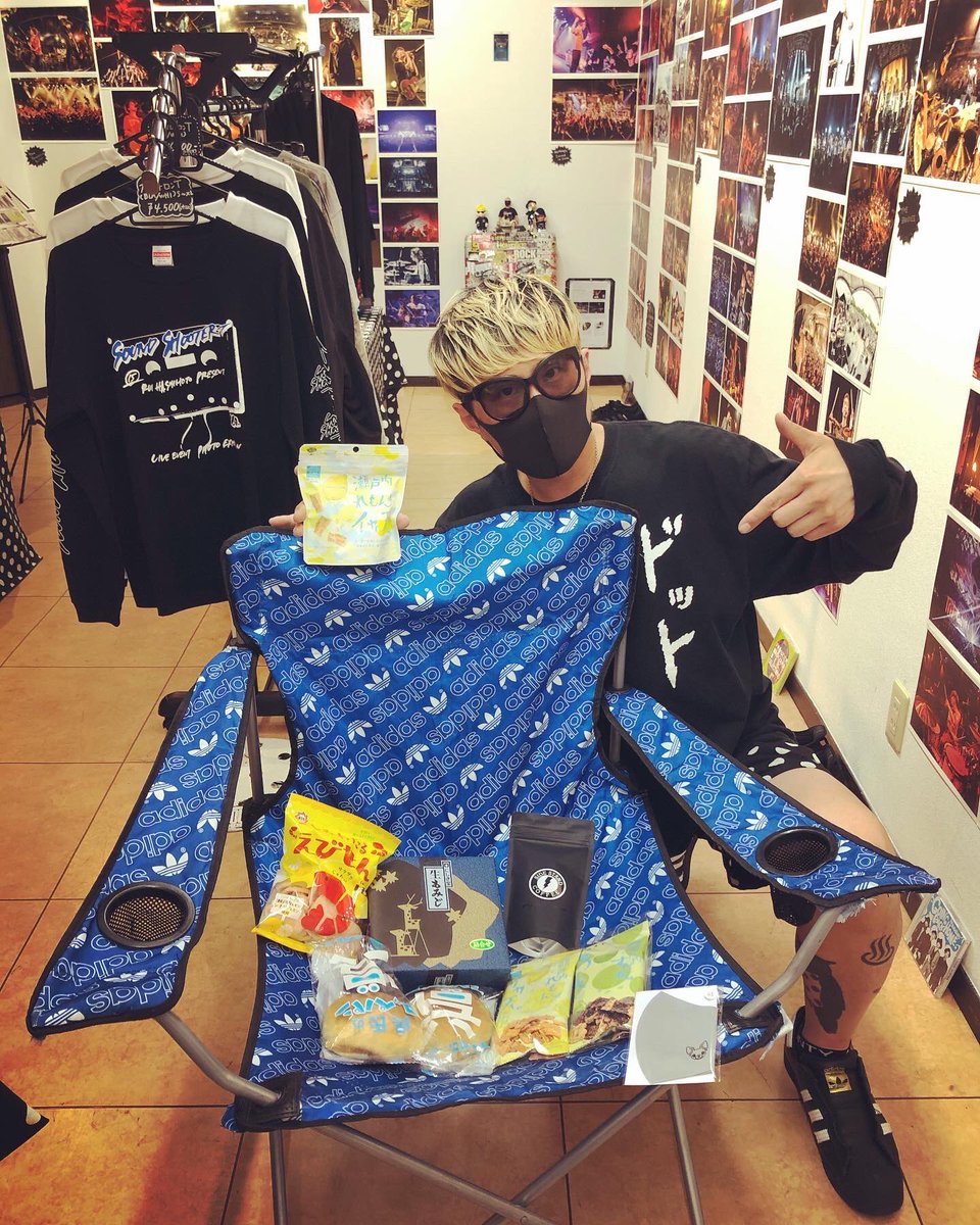 RuiHashimoto's tweet photo. 【2年ぶりの広島サウシュー&amp;STINGRAY初日終了!】ご来店ありがとうございました！明日も初めての会場ギャラリー718(広島市中区袋町7-18)にてコロナ感染防止対策して僕は一日中ずっと居ます！写真展後は22時から八丁堀JIMO CAFEでDJ！差し入れ有り難うございました！
#oneokrock #ワンオクロック #広島 https://t.co/ADaLjoXpCC