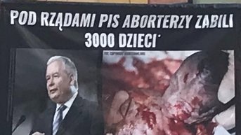 Face à cela, les anti-IVG essayent aussi de faire entendre leur voix, comme ici à Wrocław sur une pancarte. On peut y lire : « Sous la loi du PiS, les avortements ont tué 3 000 enfants ». Dernièrement : Le pouvoir a suspendu le verdict en attendant une solution.