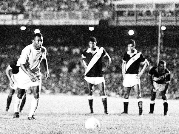EGorduchinha's tweet photo. 19/11/1969. Vasco 1x2 Santos-SP, pelo Campeonato Brasileiro. Milésimo gol de Pelé.Histórico! #editoragorduchinha #santosfc #diadevasco #pele80 https://t.co/R3tDCZJFQD