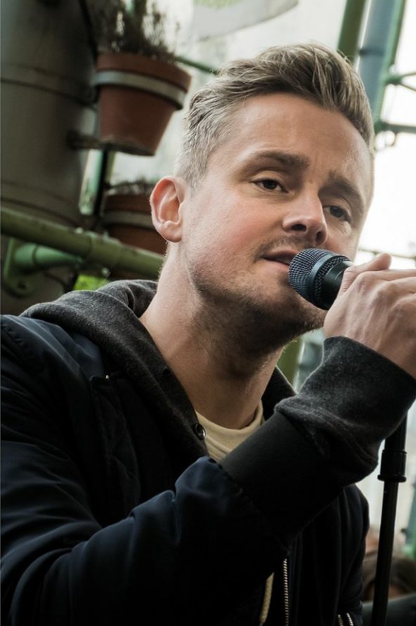 hlimpo's tweet photo. "Oh so alone when we're faced with the dark
Real struggle to find the right path
Oh so alone when we're faced with the dark
So, turn your light on..✨✨✨
We* are A Million Lights! 💖
#TomChaplin #BuskingFor #TheBigIssue #Dec2017
#OhWhatAnInspiration
👉https://t.co/tL3QWyBl61 https://t.co/JcfDu31muS