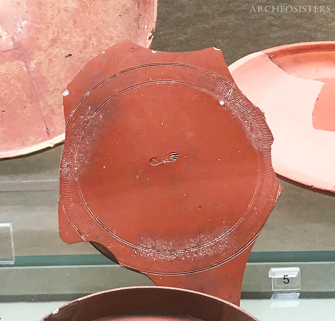 Vi è mai capitato di "affezionarvi" a qualcosa che avete studiato? Beh a noi sì e spesso.
Quando abbiamo studiato i bolli romani su ceramica e abbiamo scoperto quelli "in planta pedis".
Ecco è stato subito amore🥰
Ne abbiamo trovato uno al Museo Paolo Orsi di Siracusa @ArcheOrsi