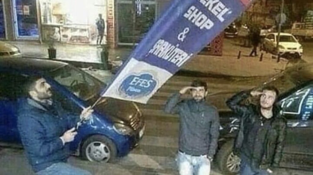 O:Erkekler alkol alınca çok sinirli oluyorlar
O sırada erkekler: