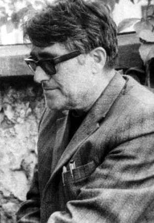 ...görmedik,
bir bahçe, bir çiçek, bir şehir,
görmedik bir gülen,
hasılı bir ferah, bir rahat:
uğruna çekilen,
derttir, mihnettir
senden yana olduğumuz sebeptir
kolektif hayat!

Enver Gökçe
Saygıyla...