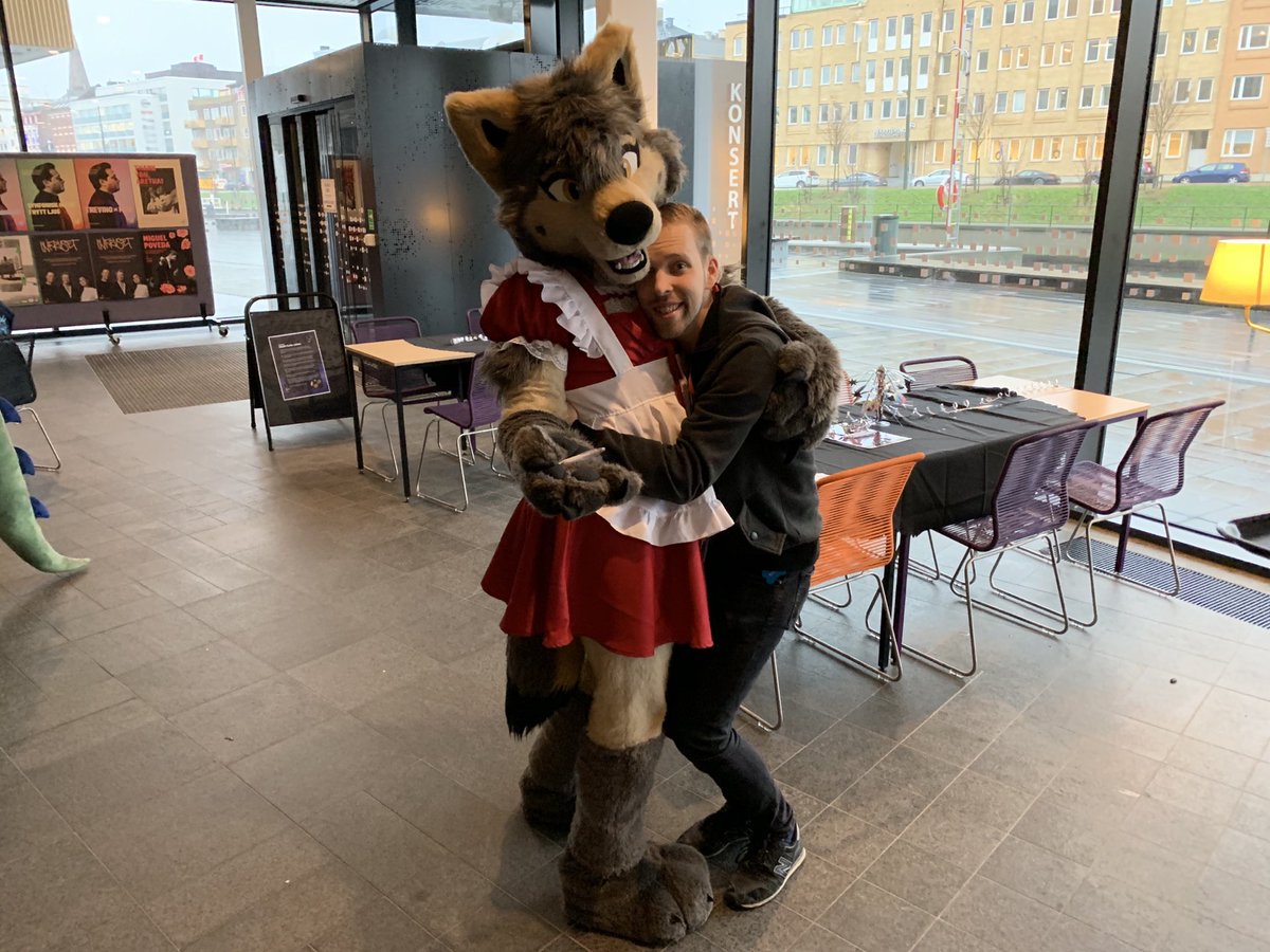 Remembering happy times ⁦<a href="/NordicFuzzCon/">NordicFuzzCon</a>⁩ in the maid cafe. One happy boy ^^