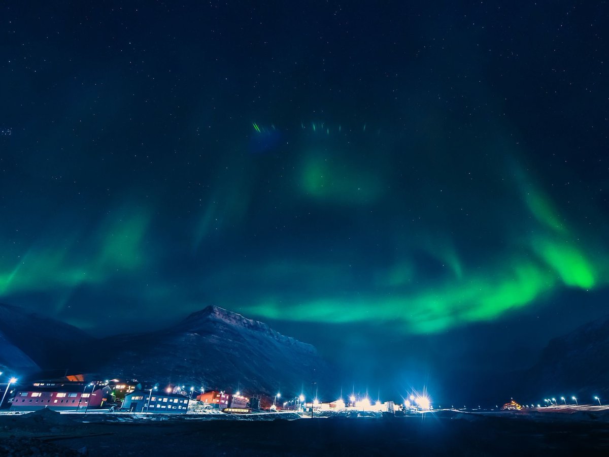 Ni pulak dekat Svalbard, Norway. Haaa dekat sini baru Polar Night yang gelap macam malam sepanjang masa dari tengah November sampai hujung Januari. Kadang-kadang, masa "siang" pun ada Aurora Borealis 