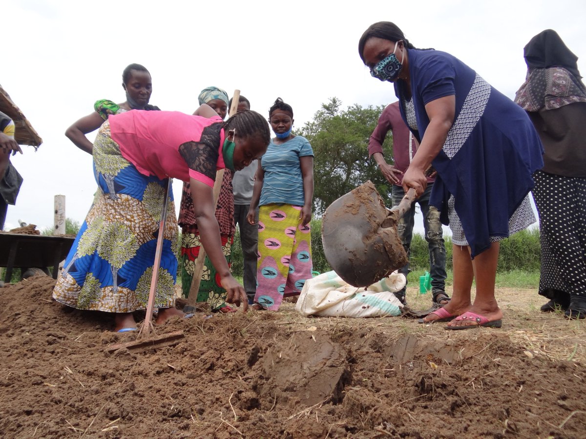 BroadfieldEnte1's tweet photo. Compared to men, women and girls are still more severely affected by poverty, hunger and disease. When food is scarce, female family members often get the smallest portions. On the labour market, women are literally paid starvation wages. #BEUatWork #PDCUg20 https://t.co/5AvDfbGiU1