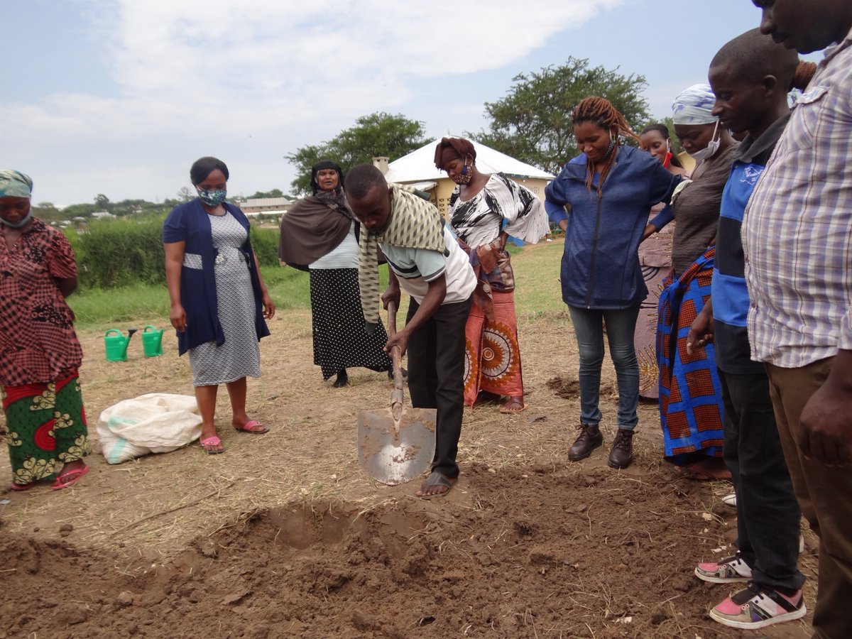 BroadfieldEnte1's tweet photo. Compared to men, women and girls are still more severely affected by poverty, hunger and disease. When food is scarce, female family members often get the smallest portions. On the labour market, women are literally paid starvation wages. #BEUatWork #PDCUg20 https://t.co/5AvDfbGiU1