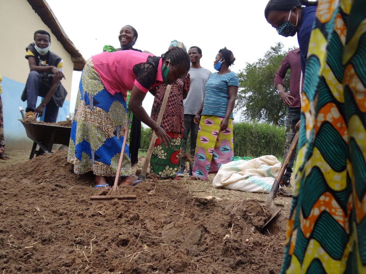 BroadfieldEnte1's tweet photo. Compared to men, women and girls are still more severely affected by poverty, hunger and disease. When food is scarce, female family members often get the smallest portions. On the labour market, women are literally paid starvation wages. #BEUatWork #PDCUg20 https://t.co/5AvDfbGiU1
