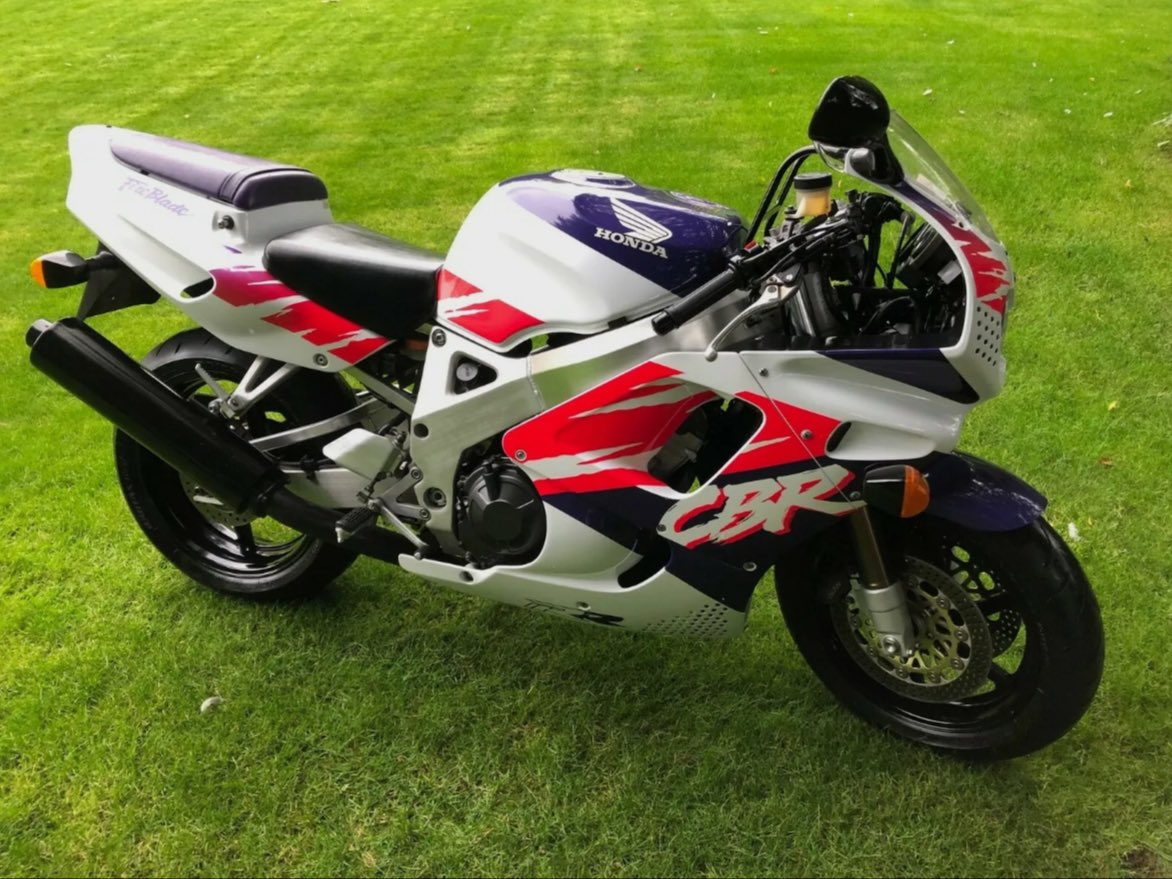 richpostgate's tweet image. Sharing for a friend.
#Stolen out of my garage on monday morning 02.15 its datataged  L416JVT                         Honda fireblade 900RR  has a dent in the left front of tank and a brand new front tyre on