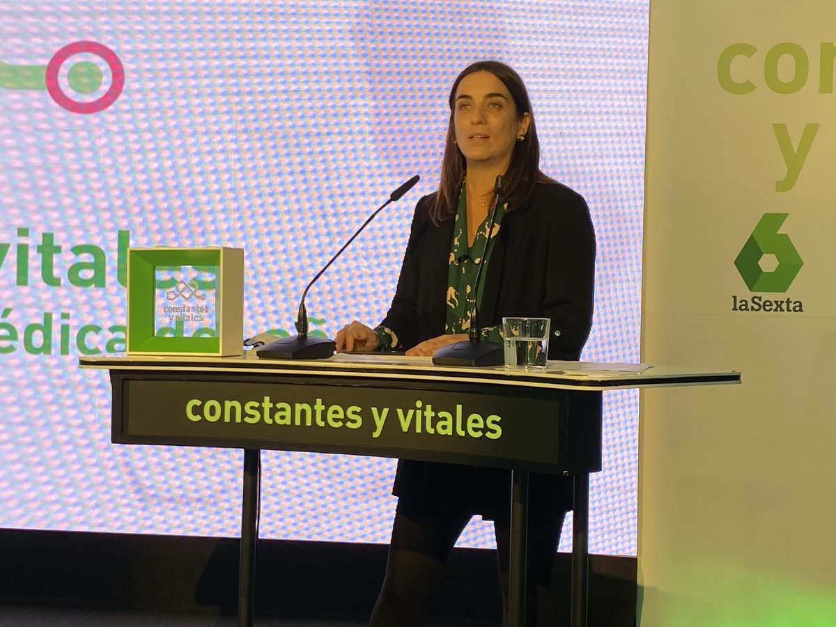 IBECBarcelona's tweet photo. La Dra. Núria Montserrat recibe el Premio Constantes y Vitales a la mejor publicación biomédica del año.
Le hace entrega del galardón Olga Sánchez, presidenta de la Fundación AXA. #PremiosConstantesyVitales https://t.co/zCFwALMWZr