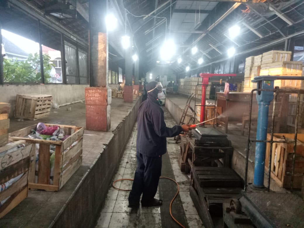 pmisurakarta's tweet photo. Sibat kel. Sudiroprajan kembali melakukan sterilisasi pasar gede menggunakan cairan disinfectant 19/11/2020 kamis sore. #PMISolo #PMISelaluBantu https://t.co/IAZgCIataZ