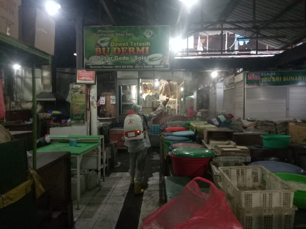 pmisurakarta's tweet photo. Sibat kel. Sudiroprajan kembali melakukan sterilisasi pasar gede menggunakan cairan disinfectant 19/11/2020 kamis sore. #PMISolo #PMISelaluBantu https://t.co/IAZgCIataZ
