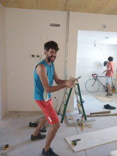 EntrepatiosCoop's tweet photo. Últimos remaches de la constructora, idas y venidas de transportistas, cajas y muebles que llegan por goteo, peques en el patio mientras sus madres toman medidas en habitaciones…. Esa es la foto actual de un día cualquiera de Entrepatios Las Carolinas. 

#EntrepatiosNosMudamos https://t.co/p22Ia9AQjm