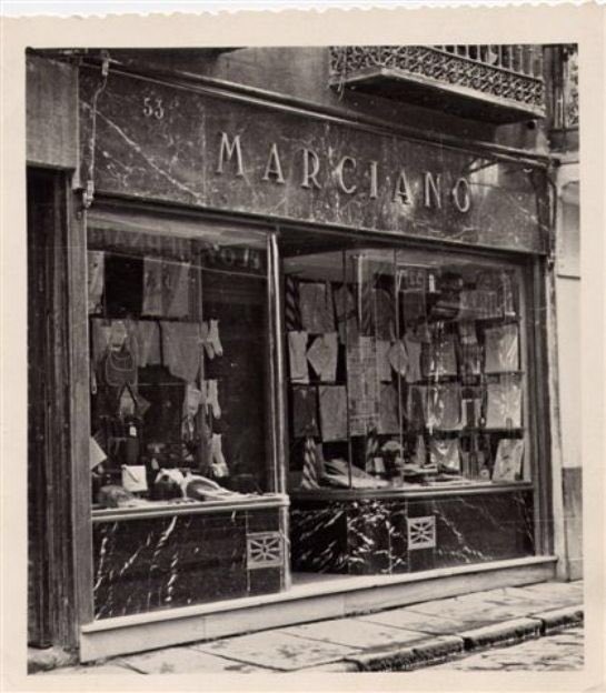 Toledo_Olvidado's tweet photo. Algunas fotos históricas de comercios tradicionales ubicados en la Calle Ancha. Está claro que los tiempos cambian y las ciudades con ellos, pero el trato humano siempre convertirá en especial al comercio presencial. Encontremos el equilibrio. 🏪 🛍 https://t.co/kO6Gbf5F4m