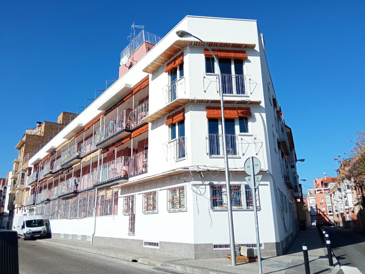 EntrepatiosCoop's tweet photo. Hace quince años, cinco personas nos juntamos a soñar con un proyecto de vivienda cooperativo, ecológico, que rompiera las reglas de la especulación inmobiliaria. Hoy 17 familias estamos a punto de dar ese paso. ¿Quién dijo imposible? 

#EntrepatiosNosMudamos 
#NosVamosAUsera https://t.co/uJyROD7lRq