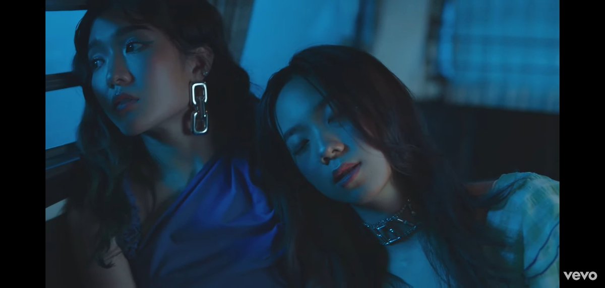 momotatar's tweet photo. น้องเสื้อเขียวเค้าหลับจริงป่ะคับ #VanillaOfficialMV https://t.co/xuQePOYzct