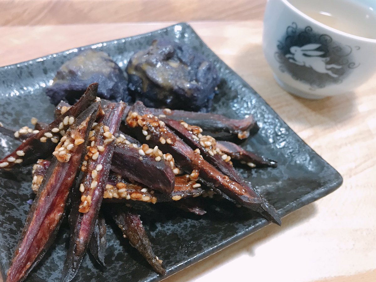 kooriumauma's tweet photo. 今日は紫芋を大学芋とスイートポテトにしました😃

大学芋はカリカリに揚げて甘じょっぱい味付けで美味しくできたと思うんですが

奥の…岩石…じゃなくて梅干し…じゃなくてスイートポテトは…見た目もあってかあんまりでした😱次がんばるぞー❗️ https://t.co/4RrkYdTFbw
