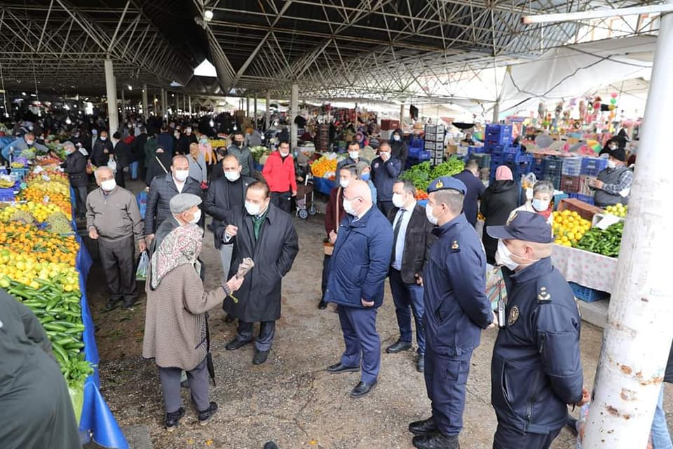 Kaymakamımız Caner Yıldız, Belediye Başkanı Bahattin Gümüş, İlçe Emniyet Müdürü Emre Alay ve Ilçe Jandrma Komutanı Binbaşı Gürcan Özdilek  ile perşembe pazarında incelemelerde bulunarak  sosyal mesafe, maske ve hijyen denetimlerini gerçekleştirdi.
<a href="/tcmuglavaliligi/">Muğla Valiliği</a> 
@tcicisleri