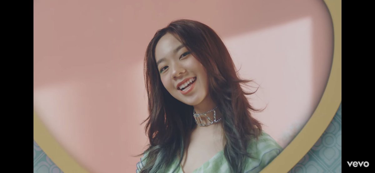 Nillaspaghetti's tweet photo. เธอชอบไอติมมิ้นท์ชอค เธอชอบใช้ไอโฟนถ่ายรูปเพื่อนสนิท 

#VANILLAofficialMV #punlyra #lyra https://t.co/wmq9fDSvXW