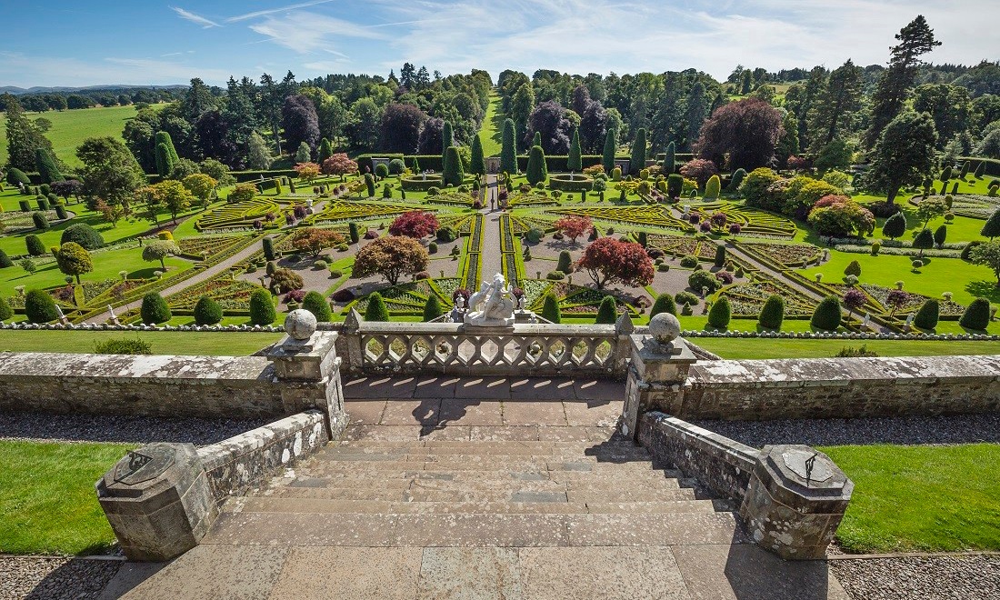 ScotlandFilming's tweet photo. Drummond Castle Gardens, Perthshire. These beautiful gardens will open again over the Easter weekend and then from 1st May until 31st October 2021. The set for the Gardens of Versailles where Claire and Jamie unexpectedly meet "Black Jack" Randall. (S2, Ep. 5) @Outlander_STARZ https://t.co/n8eF3oxGej