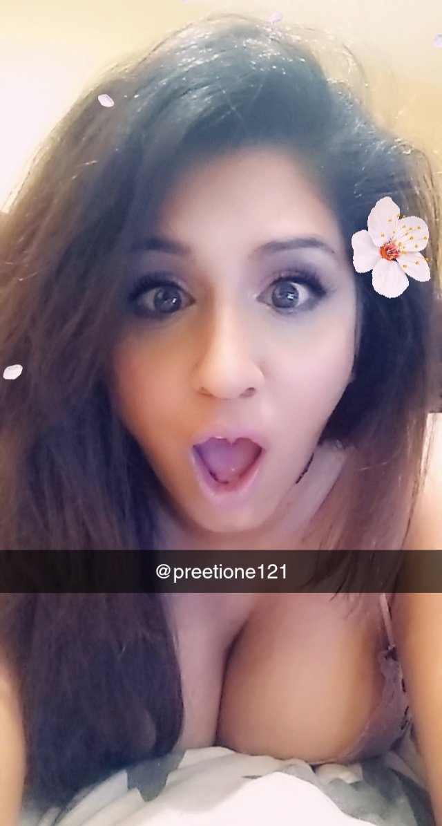 preetionefan's tweet photo. Hypnotic beauty, with flowers in her hair... https://t.co/jJderEPb9x https://t.co/4lwKkYe7Cc
