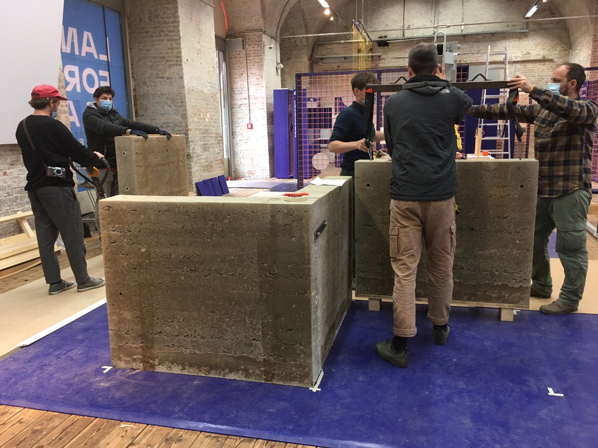 Hinter den Kulissen <a href="/AzW_museum/">Architekturzentrum Wien</a> schreitet der Ausstellungsaufbau von "Boden für Alle" voran! Wir hoffen im Dezember eröffnen zu können 💪🤩!! Heute angeliefert, die Erdenbürger*in aus Stampflehm gefertigt. Dieser Prototyp wurde speziell für die Ausstellung entworfen.. Spitze 🎉👏