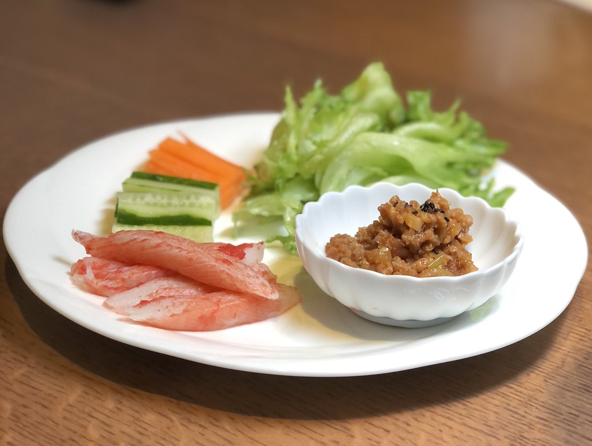 肉味噌を作りました レタス巻きにはカニカマや野菜巻いてヘルシーなのにボリュームたっぷりです スギヨ スギヨパトロール カニカマ 香り箱 肉味噌 レタス巻き 美味しくヘルシー レシピはインスタのカニカマハナコ ツイレポ