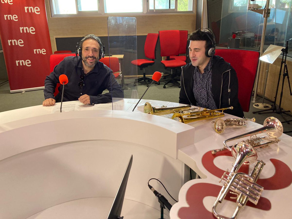 MananaMas_RNE's tweet photo. Nos vamos a toque de trompetas. @zapatatenor está acompañado por el trompetista @ManuelBlancoT , un fenómeno de este instrumento. Ha venido a los estudios con las diferentes trompetas que podemos apreciar en las fotos. Manuel, el mejor trompetista del mundo en @DePeaPaRNE https://t.co/Ri7qtKOR4t