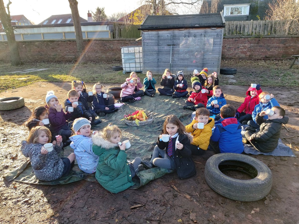 MrsTCaterpillar's tweet photo. It was a big 👍 thumbs up for songs round the campfire and marshmallows washed down with delicious hot chocolate ☕😋 #WhatATreat #BestThursdayEver 😍 @MrsBellatMoray https://t.co/QgJSFq3Qzl