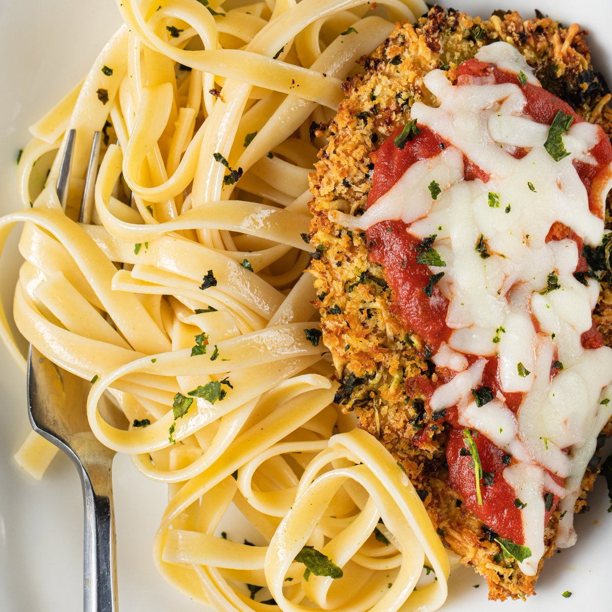 Cheesy, baked chicken and pasta is always a great family weeknight dinner! 🍝 

Get the recipe here: ow.ly/YMB050Cpiju