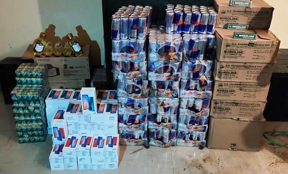 BSF_Tripura's tweet photo. In the drive against #Narcotics smuggling in bordering areas of #Tripura, Alert #BSF #Praharis seized 2,370 #YabaTablets, 13Kgs #Ganja, 25Btls #Phensedyl worth Rs. 12,54,242/- besides, #Contrabands worth Rs.12,41,540/- in different #Operations, last night.
#FightAgainstNarcotics https://t.co/VnHlQoollq
