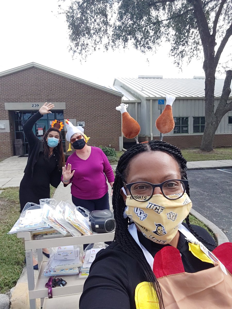 GreatStartSCPS's tweet image. We&apos;re out here handing out books to our @GreatStartSCPS families before the Thanksgiving break!