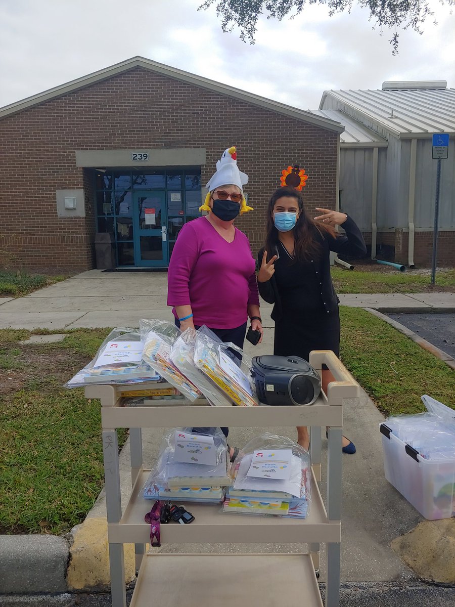 GreatStartSCPS's tweet image. We&apos;re out here handing out books to our @GreatStartSCPS families before the Thanksgiving break!