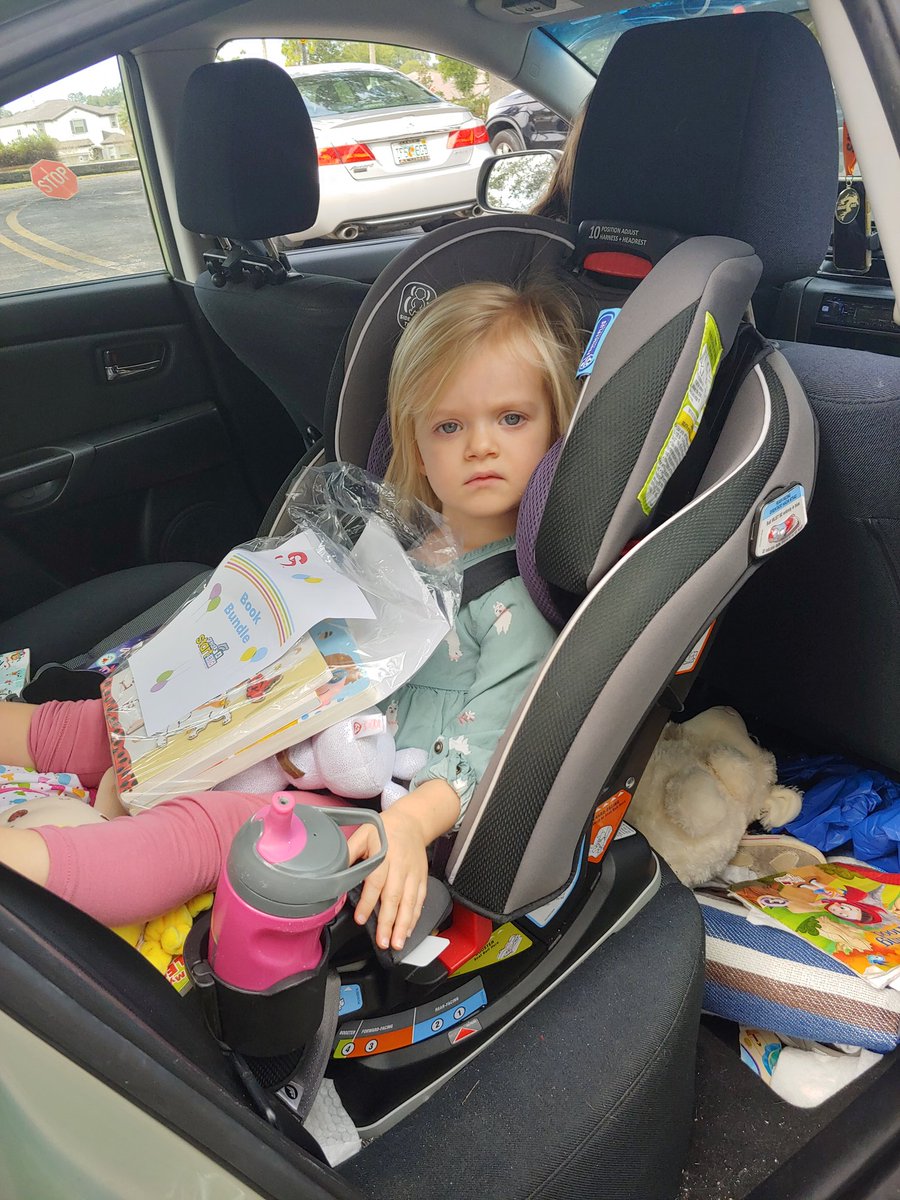 GreatStartSCPS's tweet image. We&apos;re out here handing out books to our @GreatStartSCPS families before the Thanksgiving break!