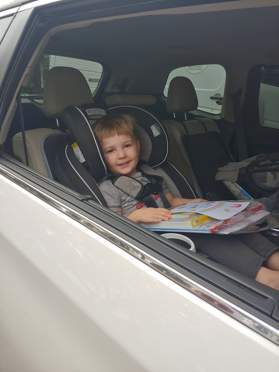 GreatStartSCPS's tweet image. We&apos;re out here handing out books to our @GreatStartSCPS families before the Thanksgiving break!