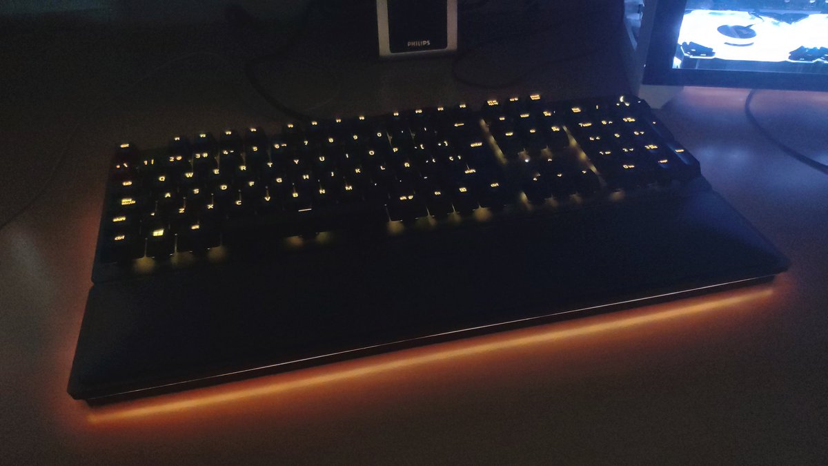 SerafinPC's tweet photo. Comprado ayer a las 16:20h y a las 9h de la mañana ya estaba el de SEUR echándome la puerta abajo. Servicio de 10 para mis amigos de @Versusgamers 
Ahora a disfrutar del bicho! @RazerES #HuntsmanElite https://t.co/BWi3ZM3s65