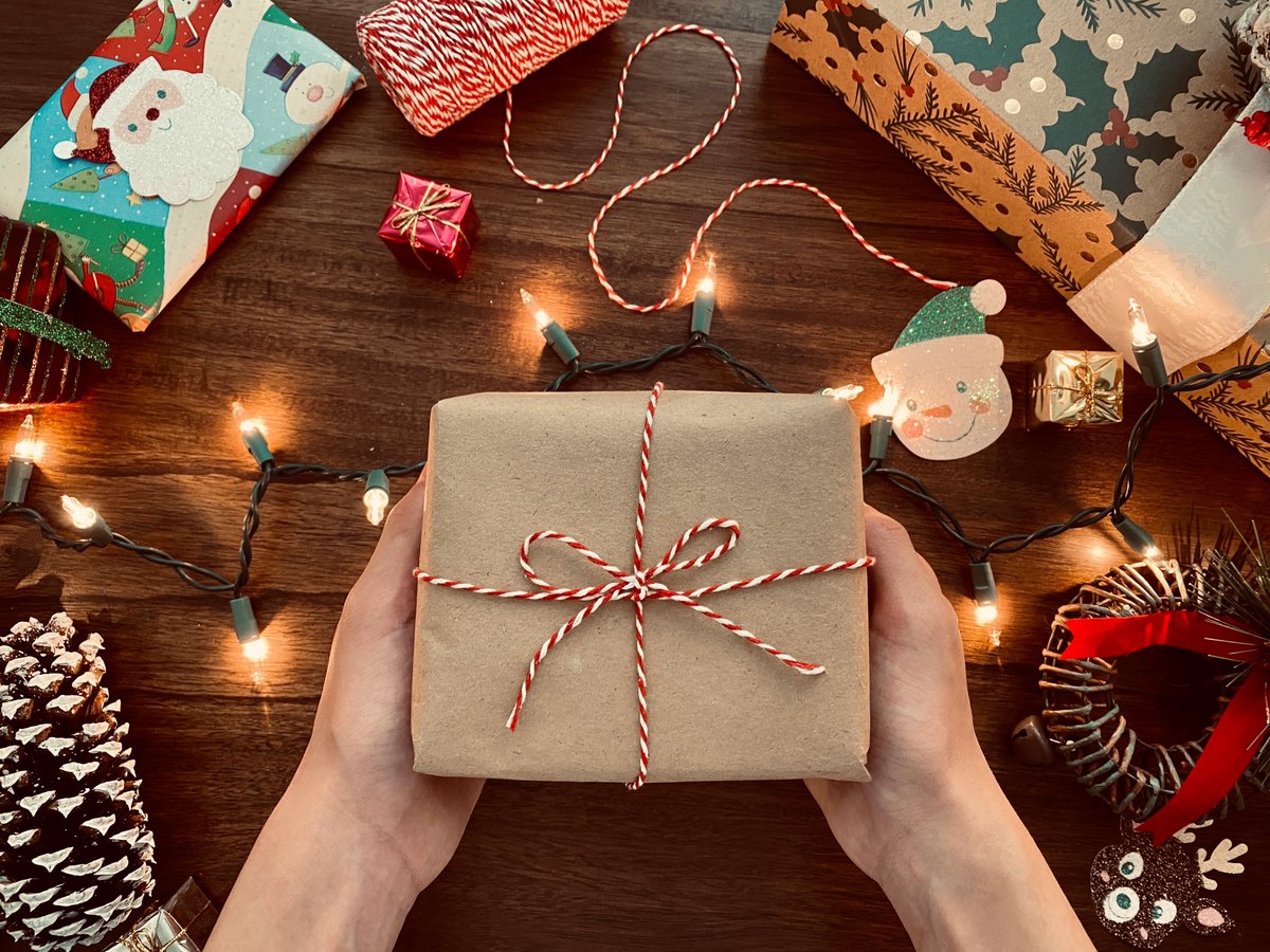 OpenAsso's tweet photo. 💸🙏 Un membre d'#OpenAsso se demande si l'on peut verser aux membres du Bureau une prime en fin d'année pour gros dépassement d'horaires. Vous pouvez l'aider ? Répondez-lui ➡️ https://t.co/SLlJUOZbfj https://t.co/DaUYKIjCye