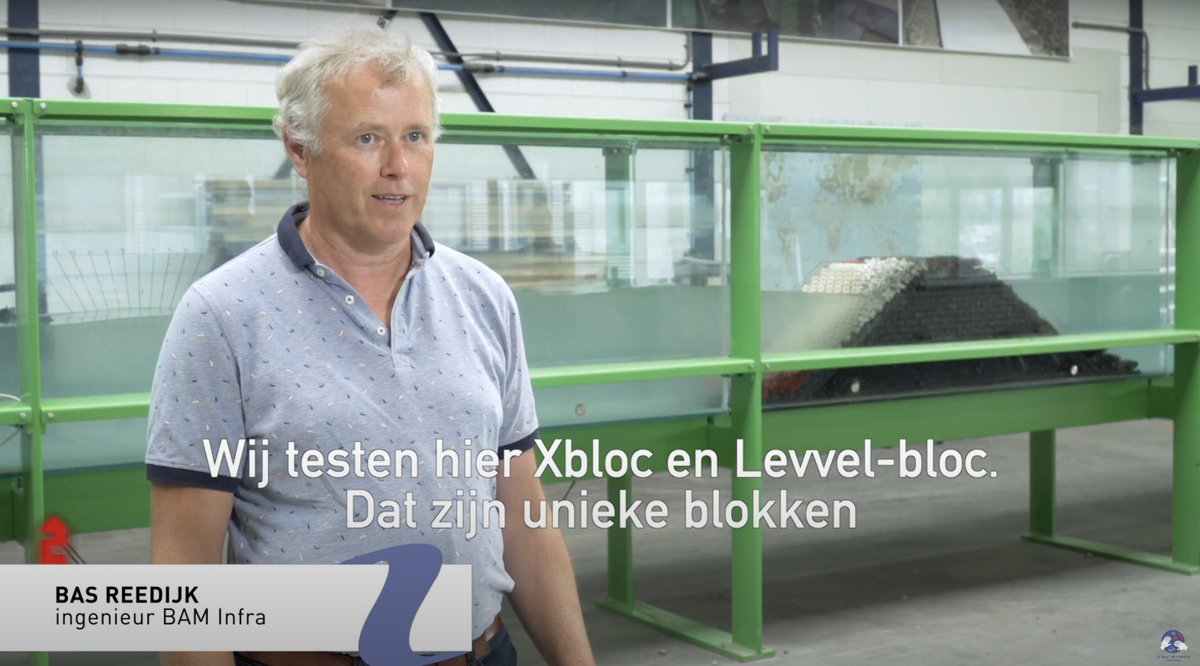 deafsluitdijk's tweet photo. Hoe blijft Nederland de best verdedigde Delta 💪🏻van de wereld? Door o.a. #DeAfsluitdijk en onze #innovatiekracht natuurlijk!

@BasReedijk van @BAMInfra_nl  legt uit hoe #Levvelblocs werken, die gebruikt worden bij de versteviging van #DeAfsluitdijk.

👉🏼 https://t.co/38RjCXjFb3 https://t.co/eaAe5ldAqG