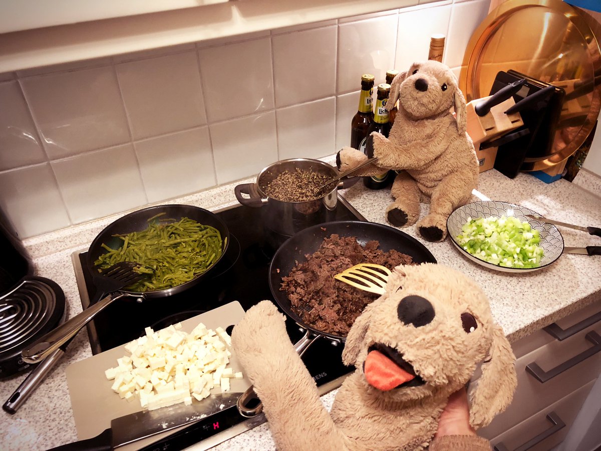 iamwuffi's tweet photo. Food is your friend🥩🥓🍳🍗🍖
... except for these weird green worms 🐛🐛🐛🐾
#dogfood #ikeadog @IKEA_Presse #goldenretriever https://t.co/Xss7msQBuv
