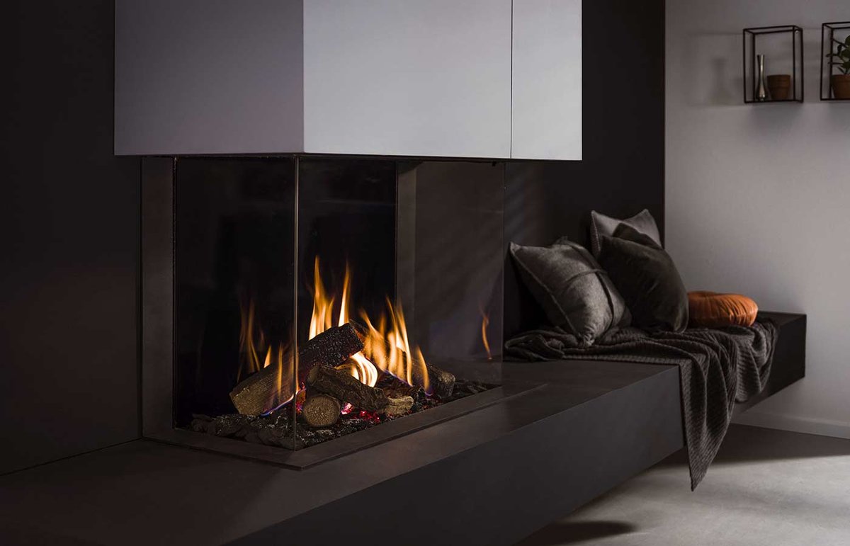 designerfires's tweet photo. The 3 sides of glass on this stunning balanced flue gas fire from @visiontrimlinefires give a beautiful panoramic view of the flames and fuel bed, so it can be appreciated from anywhere in the room
t #balancedflue #interiordecor #fire #bespoke #luxury #luxlife #contemporary https://t.co/1UYmBRkw09
