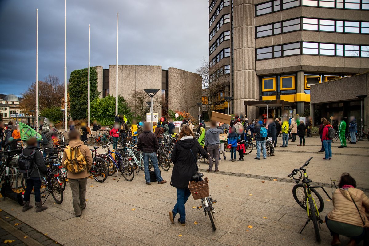linksunten_goe's tweet photo. Bis zu 150 TN auf #Protest #Kundgebung gegen das geplante #Industriegebiet #Dragoneranger in #Weende vor #Bauausschusssitzung der #Stadtverwaltunge #Göttingen. Unsere Fotos bei Flickr: https://t.co/6kimIKdPph https://t.co/Ut81gkNahm
