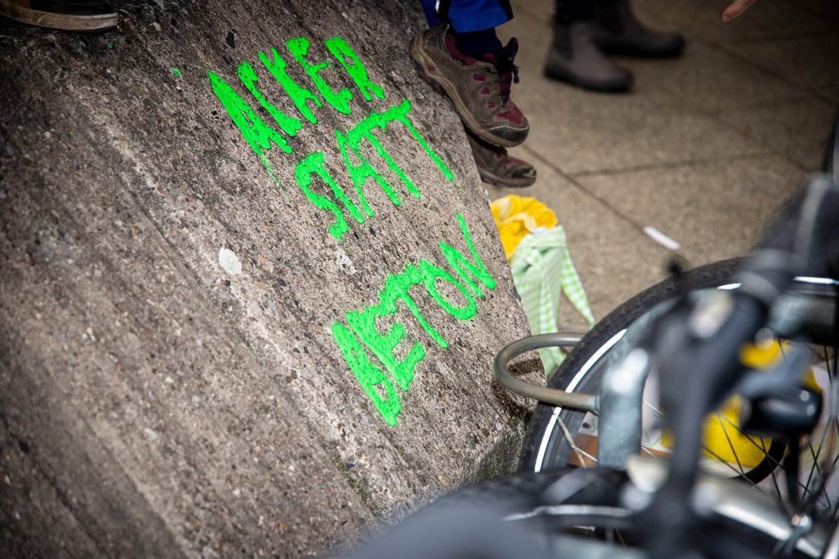 linksunten_goe's tweet photo. Bis zu 150 TN auf #Protest #Kundgebung gegen das geplante #Industriegebiet #Dragoneranger in #Weende vor #Bauausschusssitzung der #Stadtverwaltunge #Göttingen. Unsere Fotos bei Flickr: https://t.co/6kimIKdPph https://t.co/Ut81gkNahm