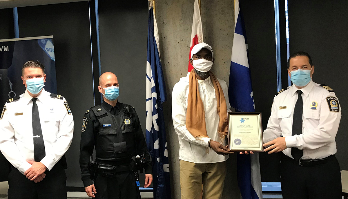 SPVM's tweet photo. L'équipe du #PDQ26 souligne le courage et le sang-froid exemplaires de M. Rodrick Rodney qui, lors d’une intervention exceptionnelle, a sauvé la vie d’une personne. #SPVM
En savoir + ➡ https://t.co/P5TWxGkvmj https://t.co/2MCFPd5AAI