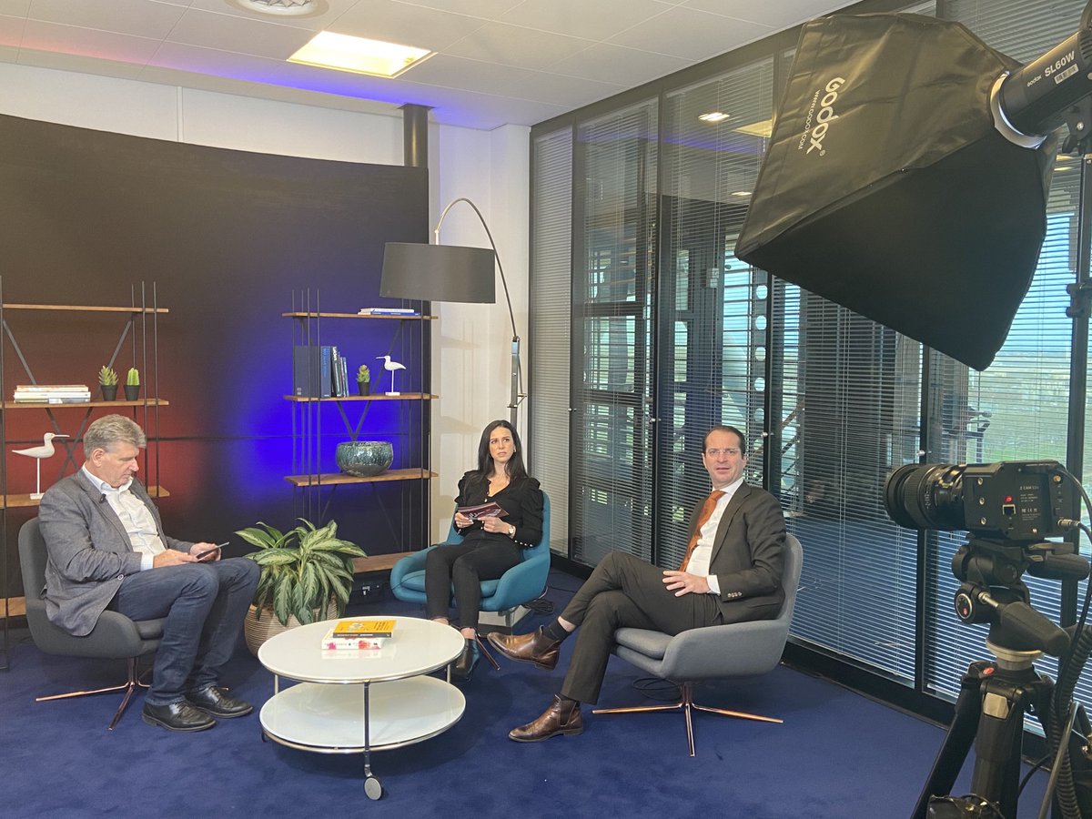 Voorbereiding in eigen studio in #bouwhuis voor ALV #bouwendrijnmond, gesprek over 2020, Corona en #nubouwenaanmorgen met voorzitter Willem van Zanten <a href="/GiesbersRdam/">GiesbersRotterdam</a> en de rol van <a href="/BouwendNL/">Koninklijke Bouwend Nederland</a>, trots op de professionaliteit!