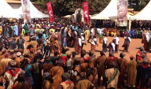 🥳Parlons culture

 Le festival Nguon est un moment où les populations Bamoun se  rassemblent pour émettre  leurs idées et pour faire valoir leurs griefs.  Des lors , datant plus de 600 ans, il se célèbre tous les 2 ans  
-  des danses traditionnelles, des cérémonies rituelles...