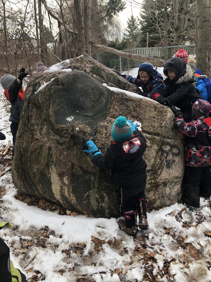 stephenglish1's tweet photo. We walked a new way today and found a big rock! We are so lucky to have this beautiful area in our play space #scbsb @RloschRobbie @AndrewHunterES #scdsboutside @scdsboutdoors https://t.co/EThXHFRdTP