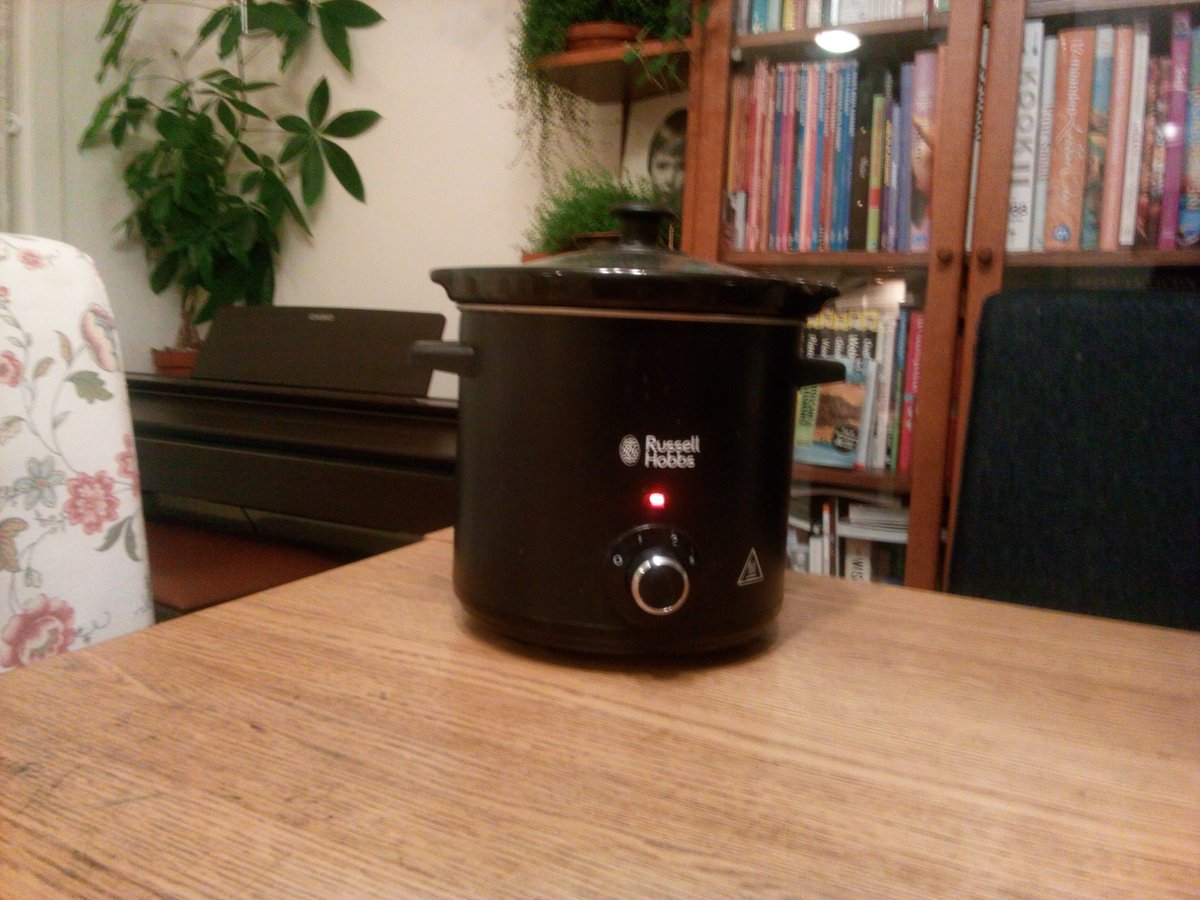 hminkema's tweet image. Ho ho. Ik gooide gisteren een kilo riblappen plus twee sjalotten, twee tomaten, twee wortelen, twee sneden ontbijtkoek, en de nodige artistieke kruiderij in een slow-cooker. Kostte twee minuten. Niks meer aan gedaan. Vanavond eten wij Michelin-waardig.

Zo kan het ook. #cookslow